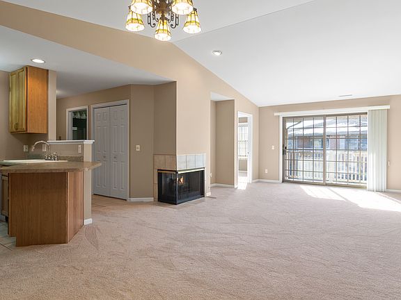 3rd image of 9735 Wildwood Ct Unit 2-C