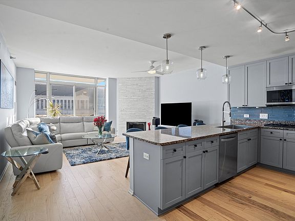 5th image of 1515 S Prairie Ave Unit 512