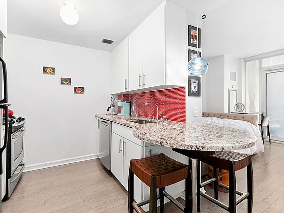 4th image of 350 W 53rd St APT 3I