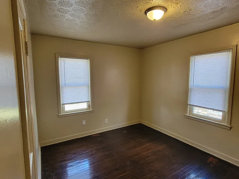 1702 Winfield Ave — Photo 4