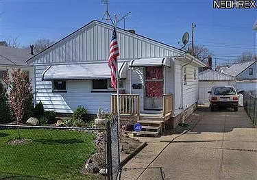 1478 E 185th St photo 1