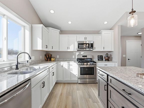 4th image of 727 Hilltop Ln