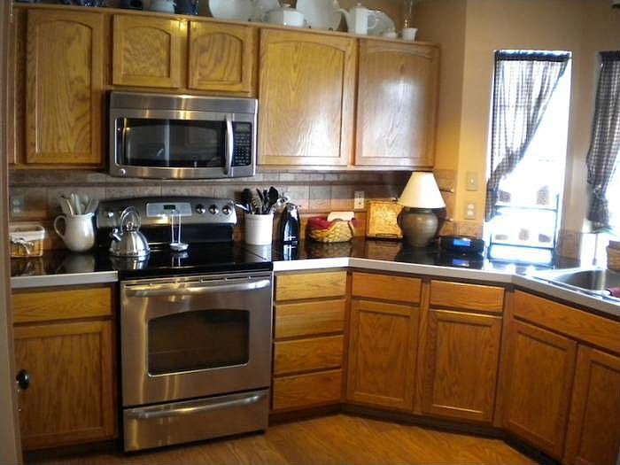 Spacious Kitchen w/pantry
