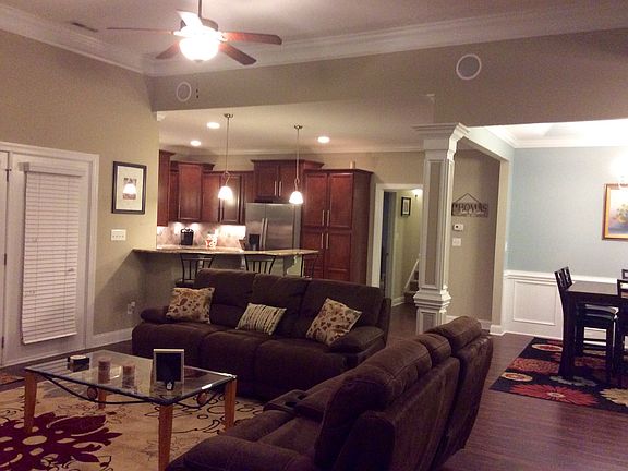 Living room w/ 11ft ceiling