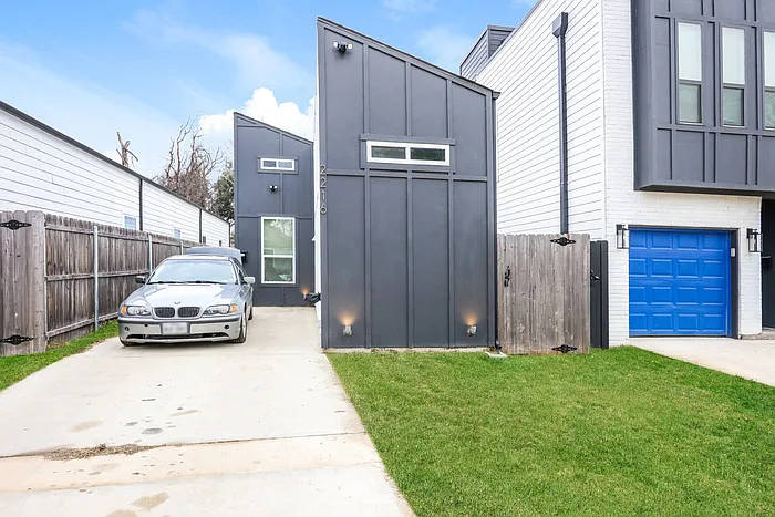 2216 Dyson St — Photo 13