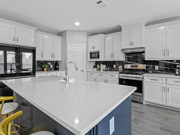 5th image of 610 Parker Cir