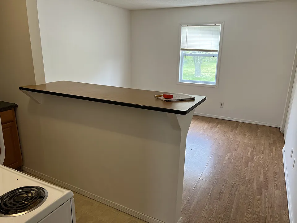 401 N Bottom St #8