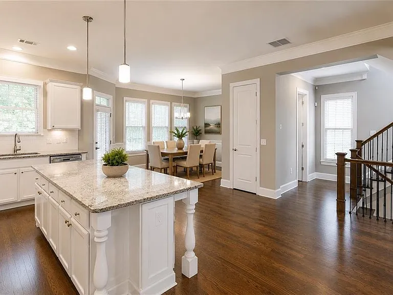 914 Canterbury Ln NE — Photo 4