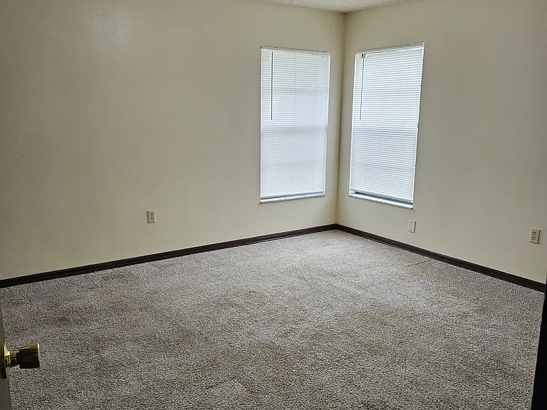 691 Royalty Ct — Photo 8