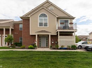 28235 S Pointe Ln, New Baltimore, MI 48051
