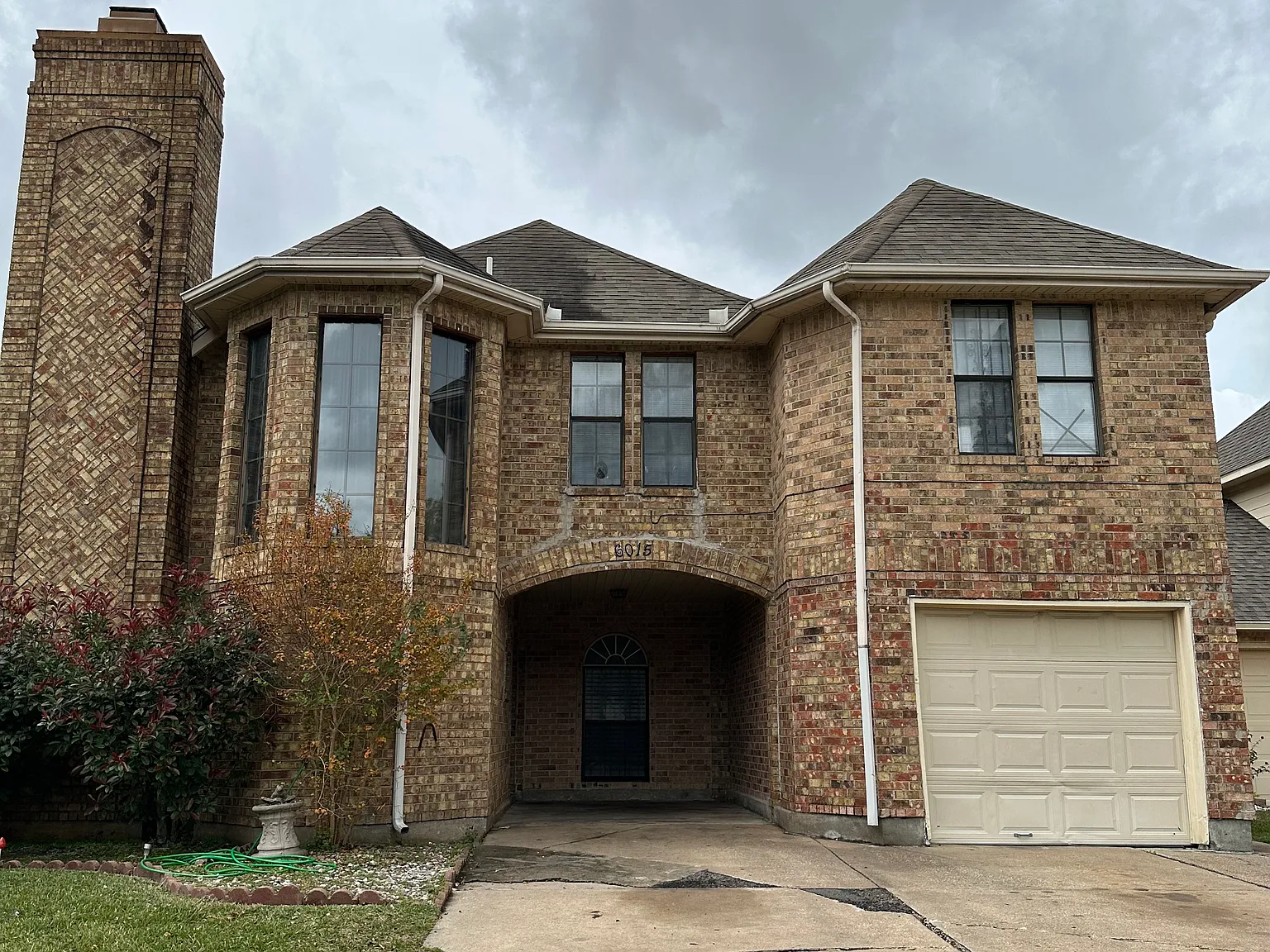 5 bed, 2.5 bath, 2250 sqft, $2,200 — Photo 2