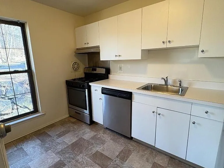 181 Long Hill Rd #8 — Photo 4