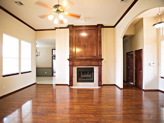 3rd image of 2101 Oak Dr