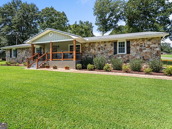 3rd image of 23 Oakwood Dr