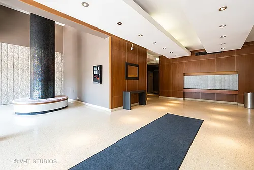 450 W Briar Pl #11M Photo 1