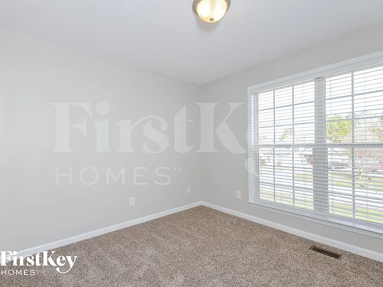 979 Hickory St — Photo 12
