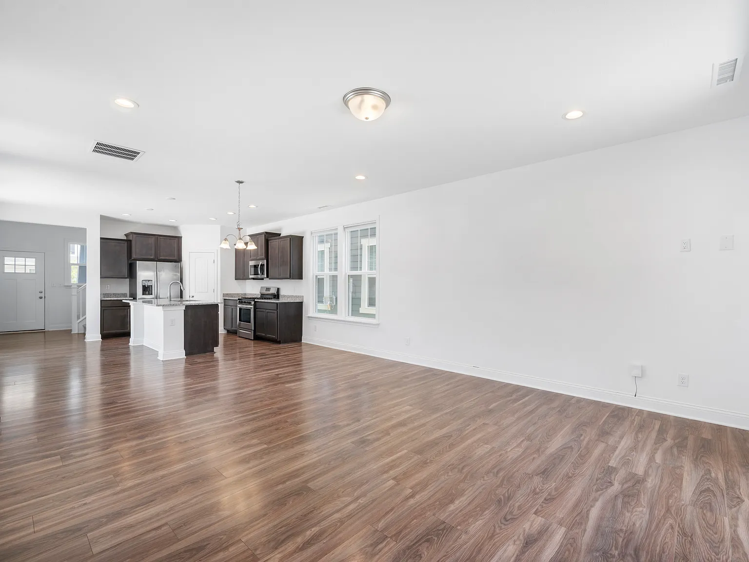 3 bed, 1916 sqft, $2,850 — Photo 4