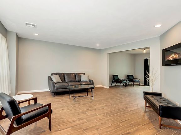 3rd image of 11 Colony Dr