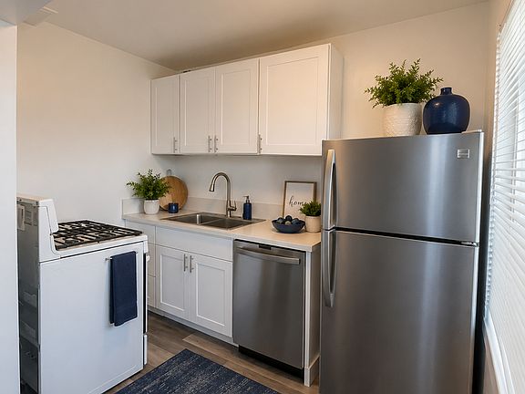 2nd image of 1464 Gardenia Ave APT 5