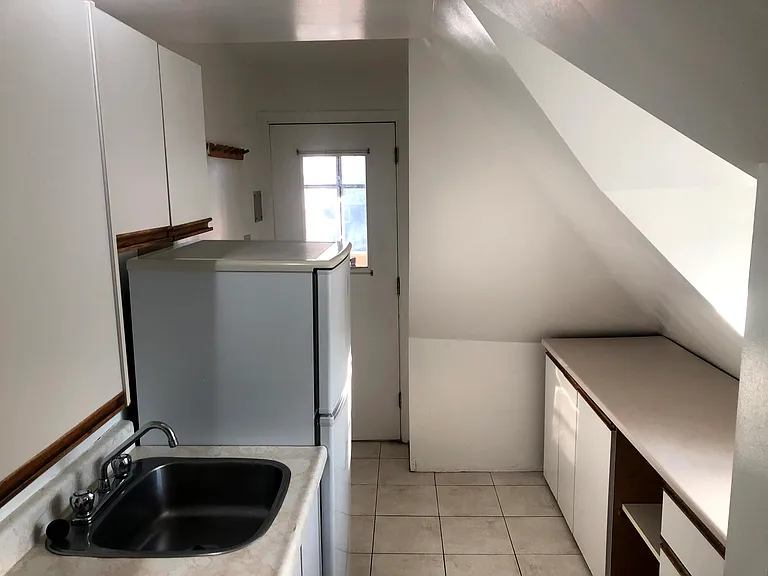 292 Frank St — Photo 3