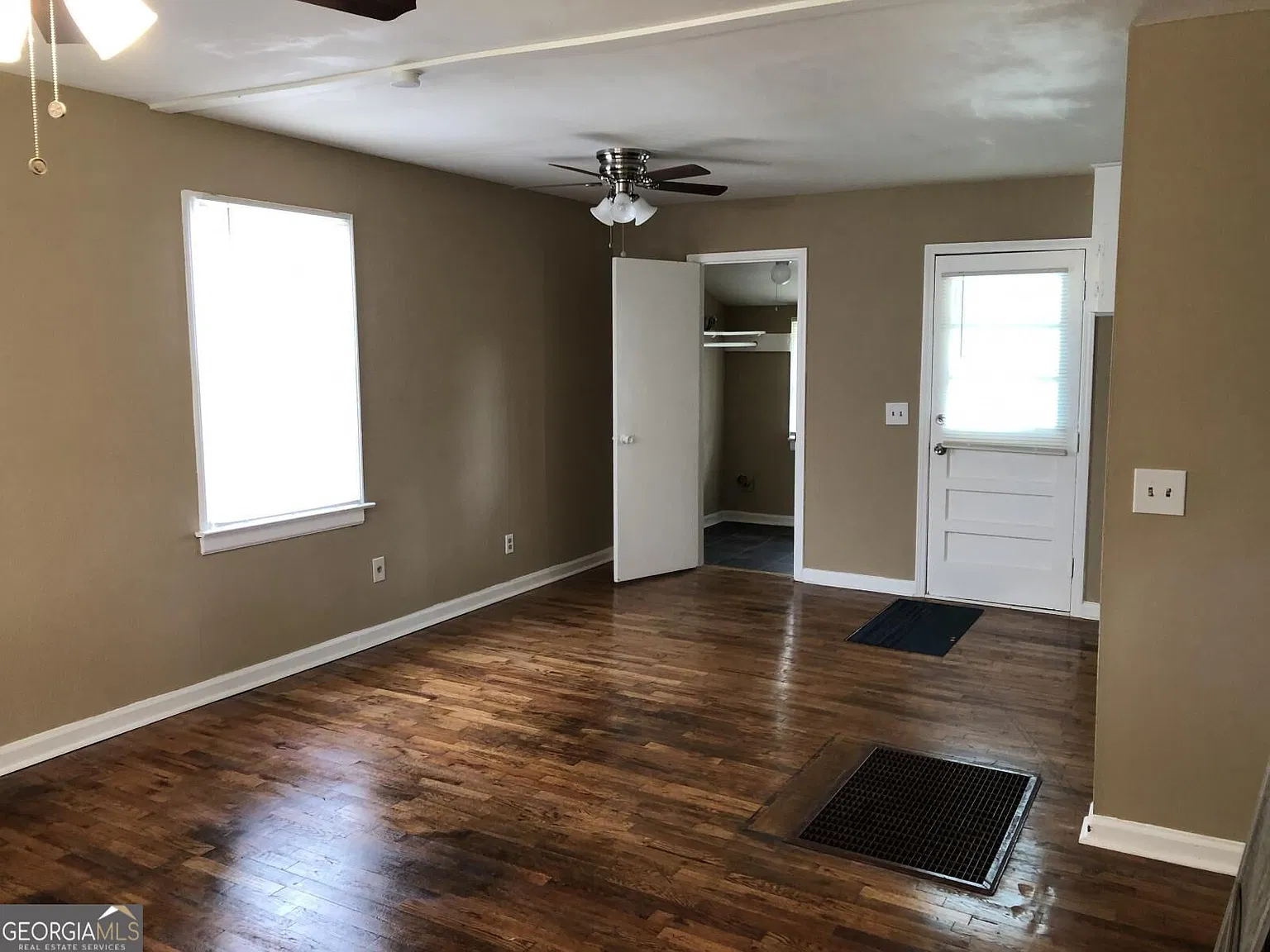 3 bed, 1.0 bath, 937 sqft, $1,400 — Photo 2