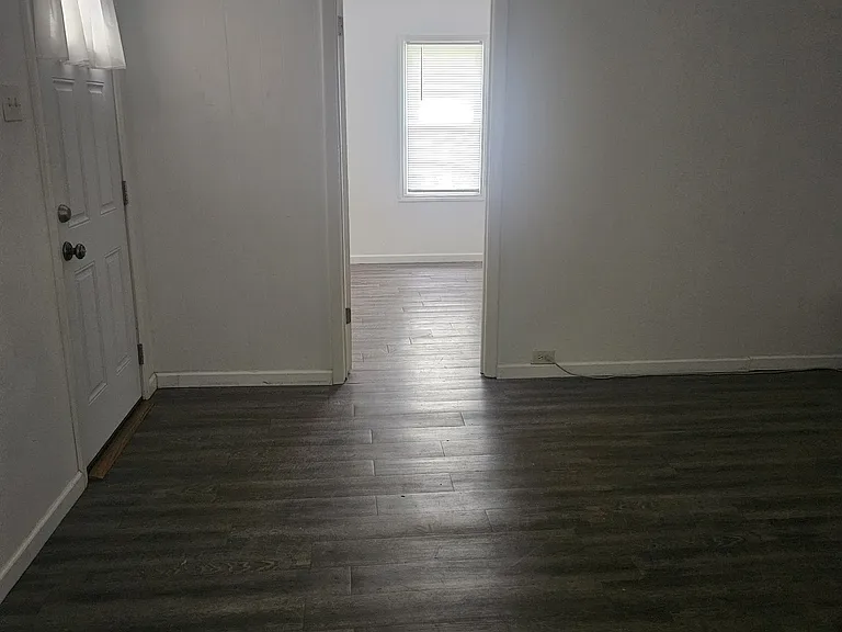 1008 Market St E — Photo 9