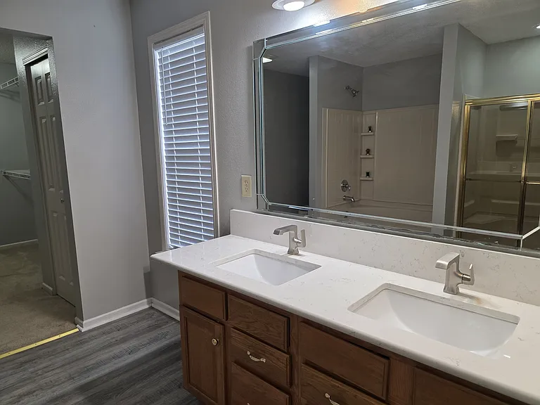 907 Bentgrass Dr — Photo 2