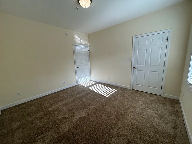 Kendall Square Apartments — Photo 35