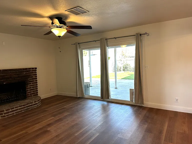 33 Russell Ave — Photo 15