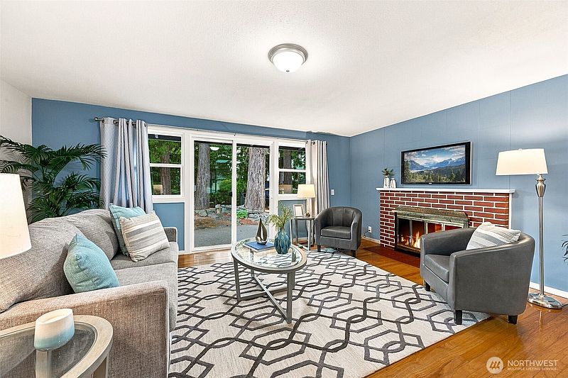 5th image of 612 S 195th Street
