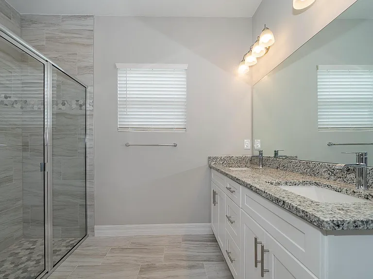 330 San Marino Rd SW — Photo 3
