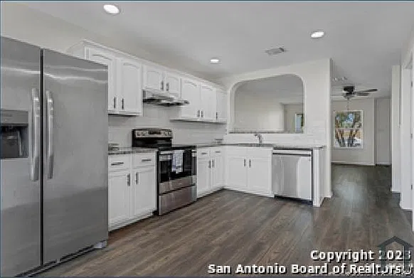 4 bed, 2212 sqft, $2,700 — Photo 2