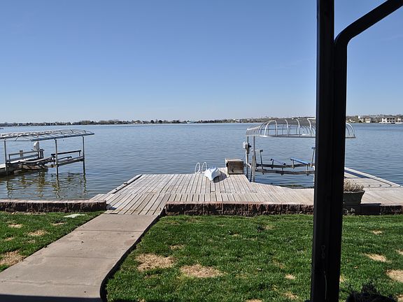 2nd image of 830 Lakeshore Dr