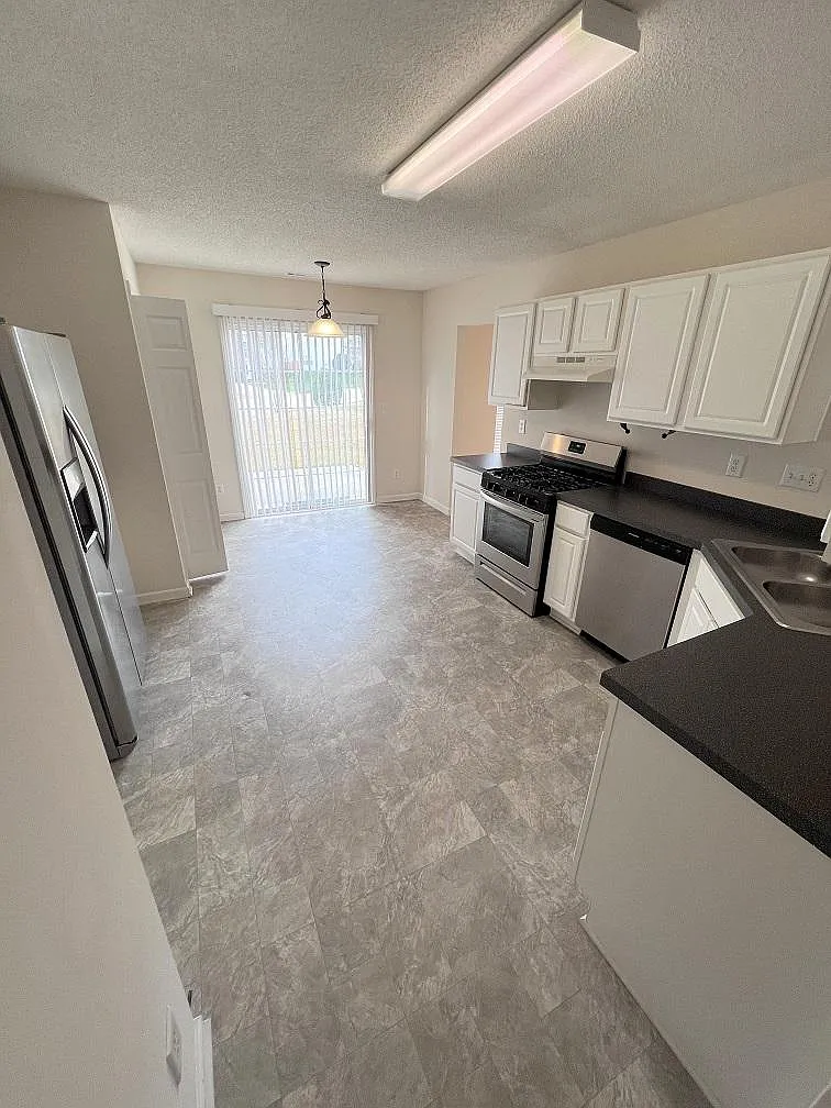 3 bed, 2.5 bath, $1,600 — Photo 3
