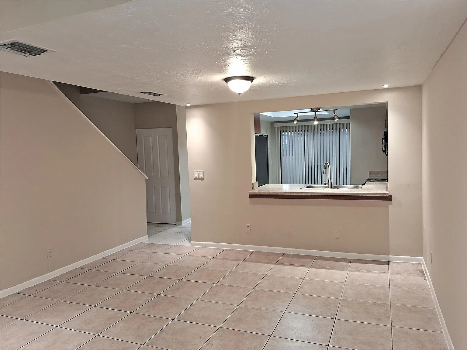 3 bed, 2.5 bath, 1656 sqft, $2,600 — Photo 3