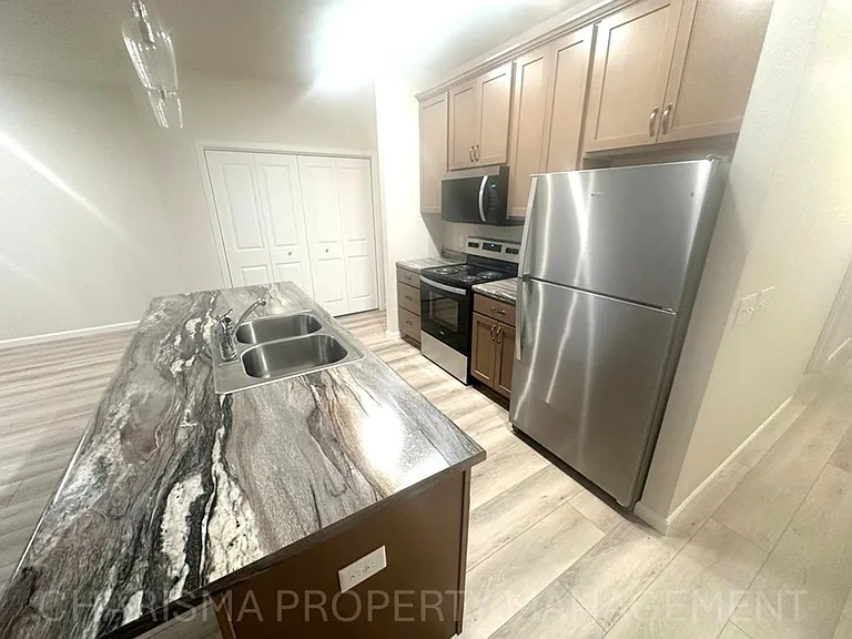 32nd Street Condominiums — Photo 36