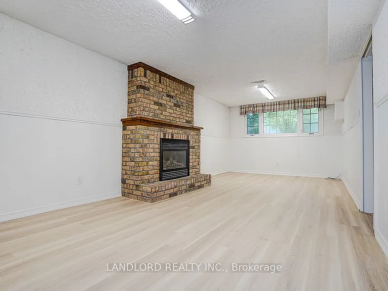 2294 Wyandotte Dr — Photo 34