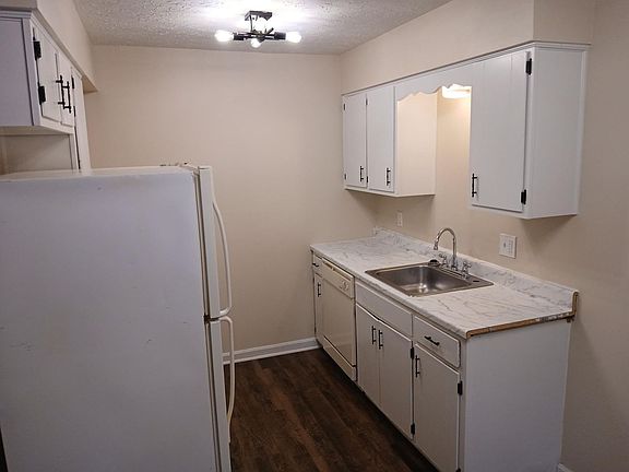 3rd image of 8606 Standing Oak Dr APT 2