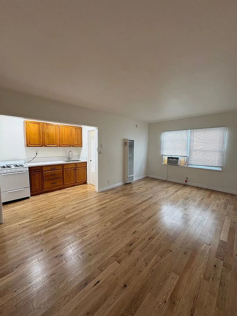 645 S. Burnside Ave. — Photo 2