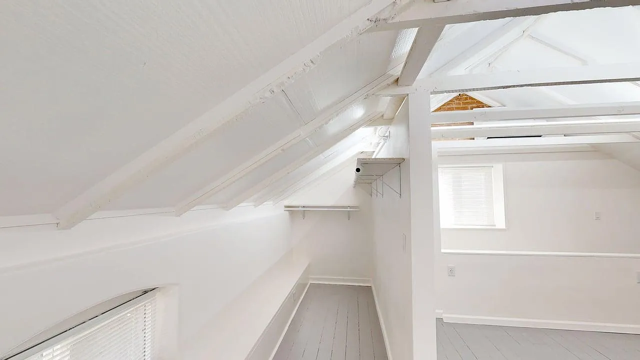 Updated Studio in EDO - Vaulted Ceiling, Great Natural Light — Photo 2