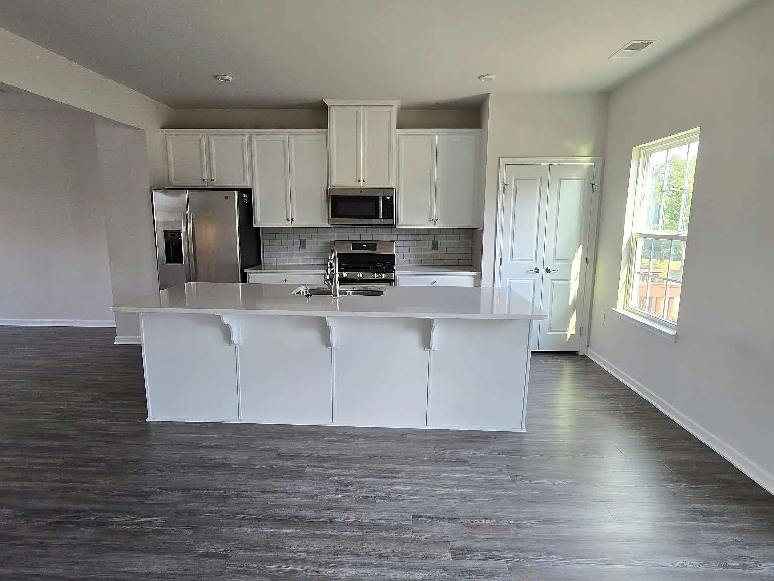3 bed, 2.5 bath, 2041 sqft, $2,490 — Photo 2