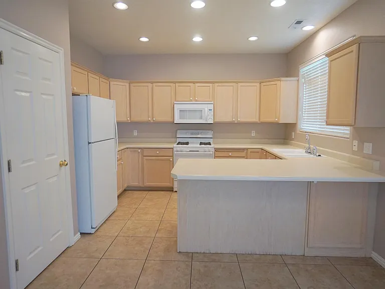 796 W Lobo Ln — Photo 2