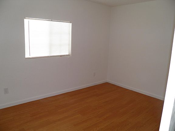 3rd image of 833 Betty Ln