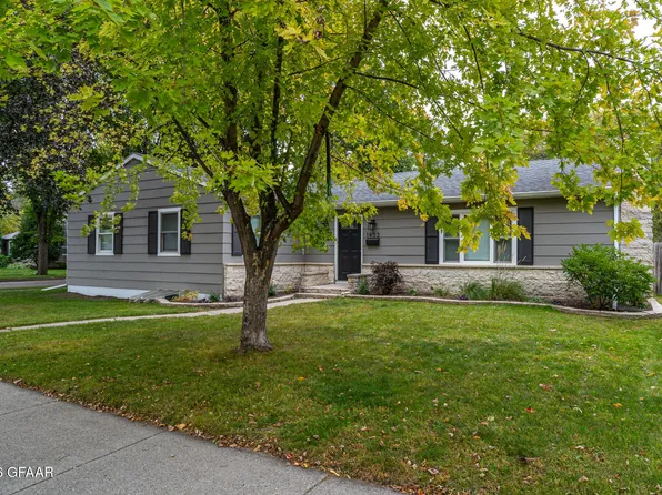 1403 Oak St, Grand Forks, ND 58201