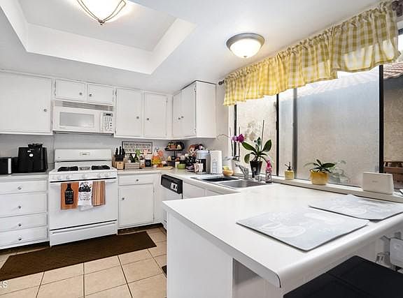 3rd image of 2462 Manzanita Dr