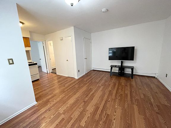 5th image of 29 Corona Ave Floor 1