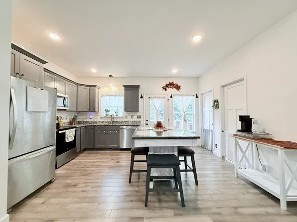 1021 Woodmont Dr, Dickson, TN 37055
