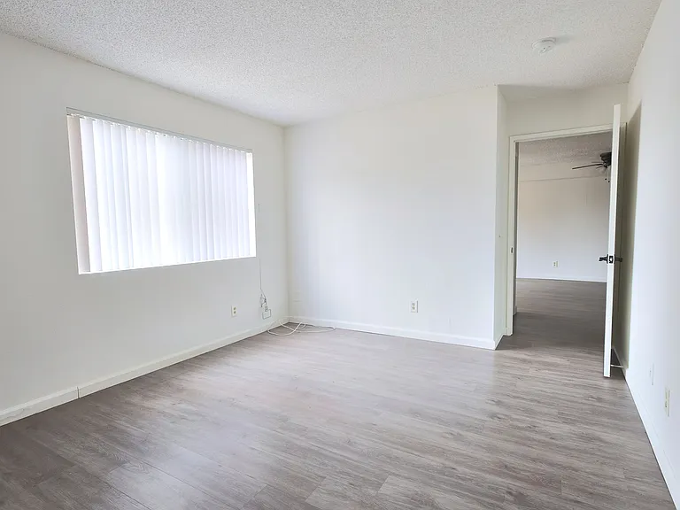 140 N Commonwealth Ave — Photo 16
