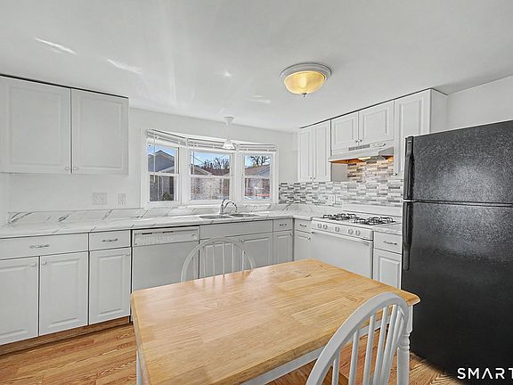 5th image of 32 Greenlawn Drive