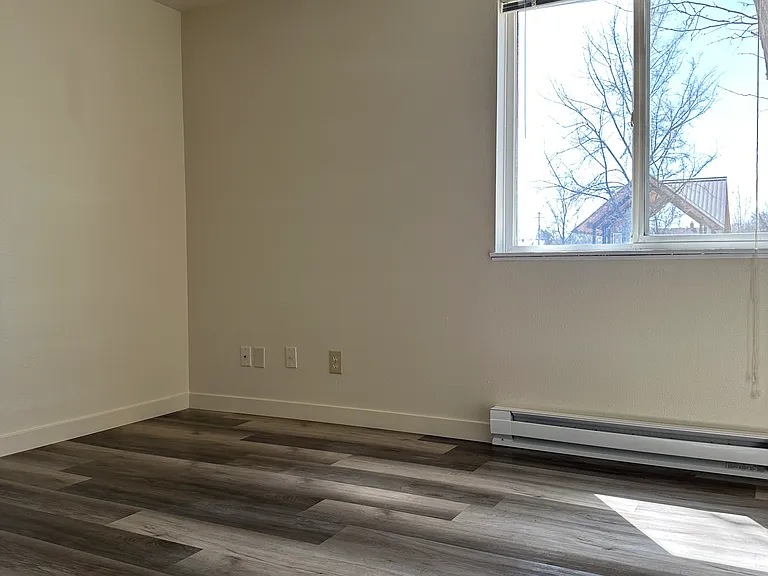Sunset Square Apartments — Photo 11